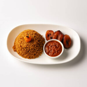 Jollofreis mit Kochbananen und Tomatensauce, vegan