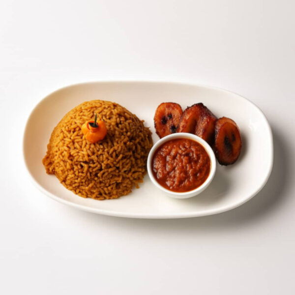 Jollofreis mit Kochbananen und Tomatensauce, vegan