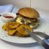Afro-Burger (Rindfleisch) mit Yamspommes und frischer Chilisauce