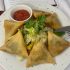 Gemüse Samosa auf Salat mit frischer Chilisauce