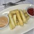 Maniokpommes mit frischer Chilisauce und Cocktailsauce