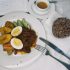Schwarzaugiger Bohnenreis mit Rindfleisch-Gemüse, Ei und Avocado 