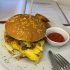Veggie Burger mit Bohnen, Ei, Avocado, frischer Chilisauce und grüne Kochbananen-Pommes 